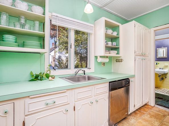 5 Academy Rd, Leominster MA 01453