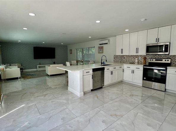 40 NW 125th St, North Miami FL 33168