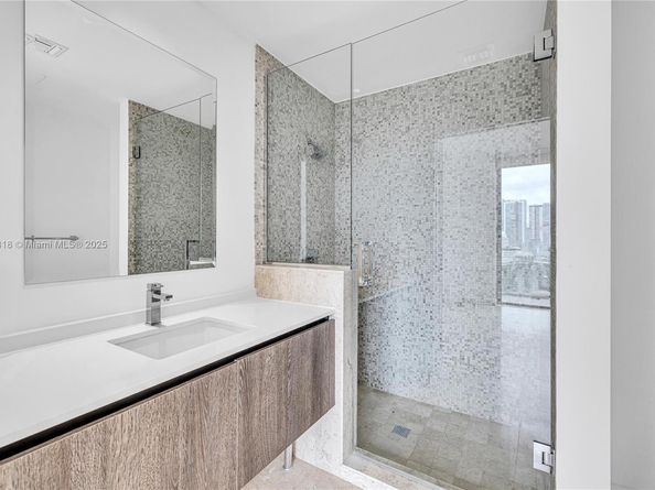 68 SE 6th St 712, Miami FL 33131