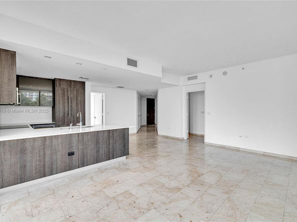 68 SE 6th St 712, Miami FL 33131