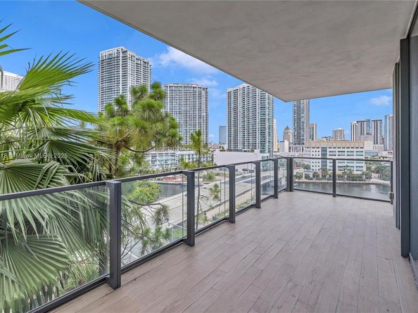 68 SE 6th St 712, Miami FL 33131