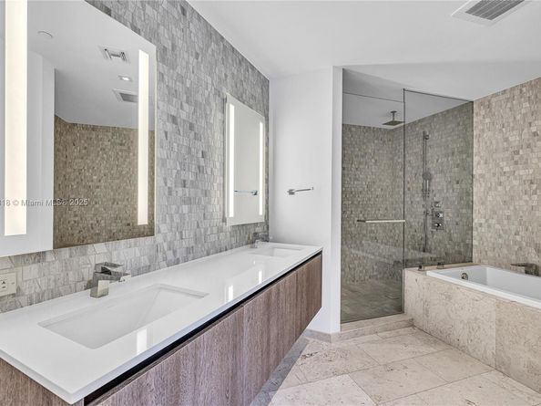 68 SE 6th St 712, Miami FL 33131