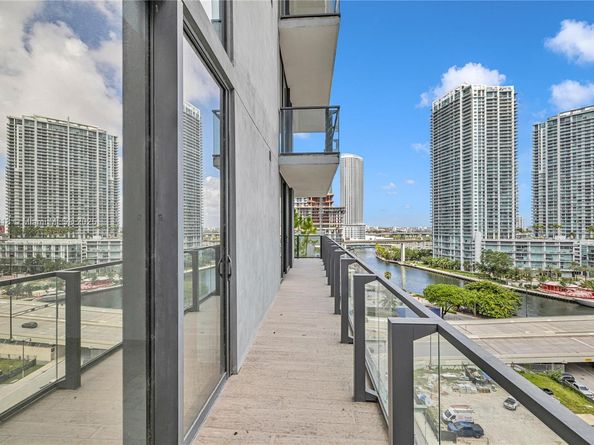 68 SE 6th St 712, Miami FL 33131