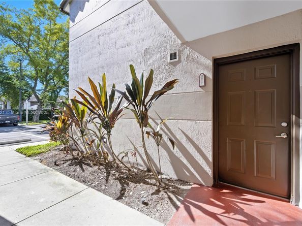 9877 Nob Hill Ct 9877, Sunrise FL 33351