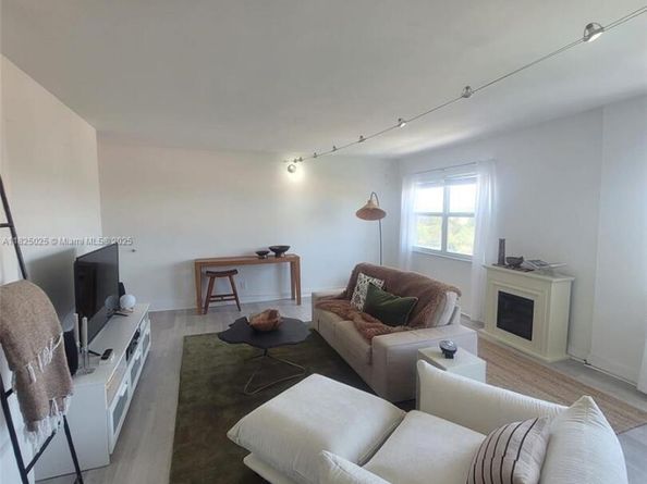 2555 NE 11th St 509, Fort Lauderdale FL 33304