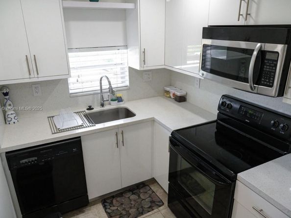 8901 Hollybrook 206, Hollywood FL 33025