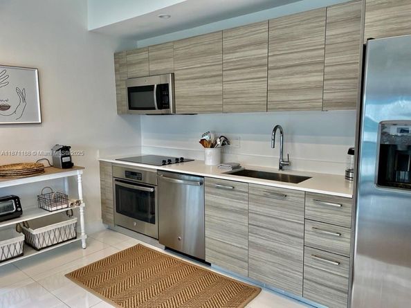 121 NE 34 St 901, Miami FL 33137