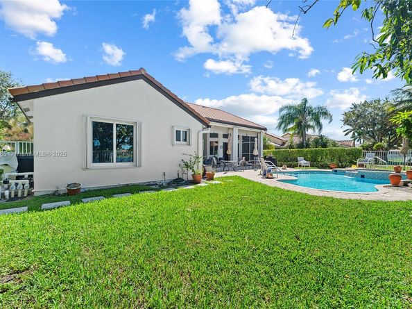 805 Lake Blvd, Weston FL 33326