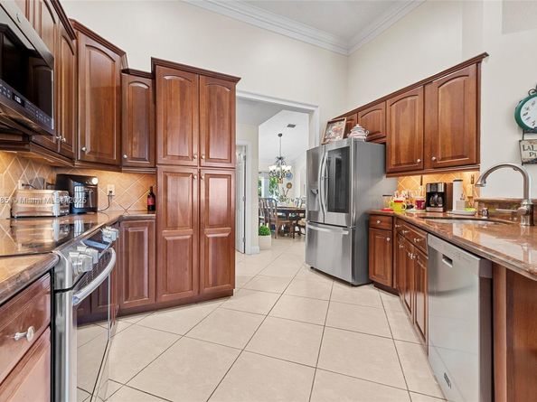 805 Lake Blvd, Weston FL 33326