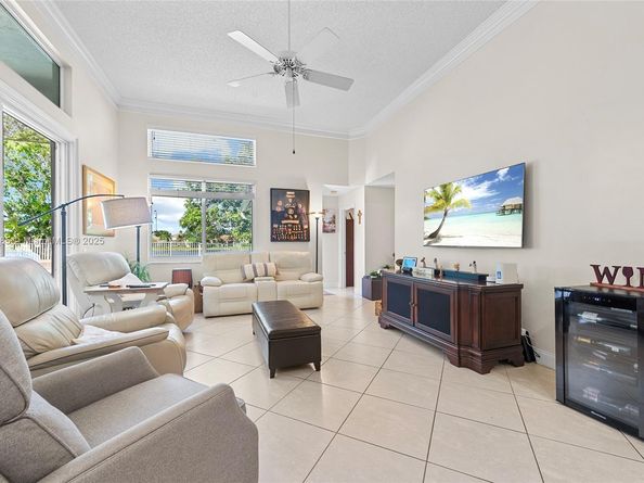 805 Lake Blvd, Weston FL 33326