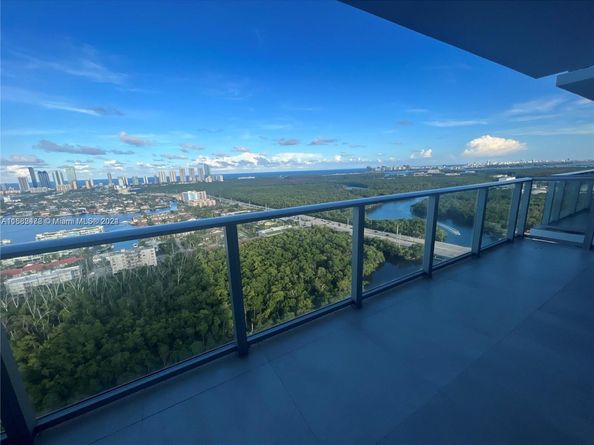 16385 Biscayne Blvd 2020, North Miami Beach FL 33160