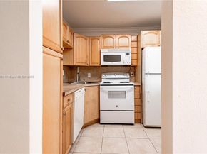 9420 Poinciana Pl 210, Davie FL 33324