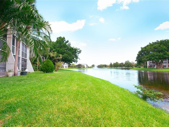 9420 Poinciana Pl 210, Davie FL 33324