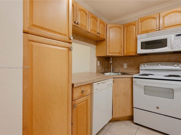 9420 Poinciana Pl 210, Davie FL 33324
