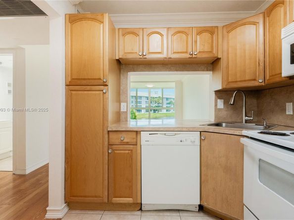 9420 Poinciana Pl 210, Davie FL 33324