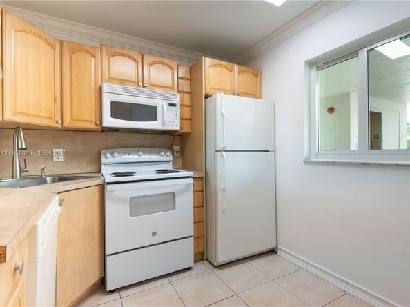 9420 Poinciana Pl 210, Davie FL 33324