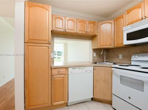 9420 Poinciana Pl 210, Davie FL 33324