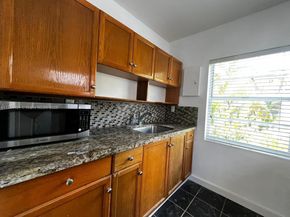 830 W 40th St, Miami Beach FL 33140
