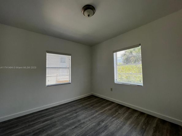 830 W 40th St, Miami Beach FL 33140