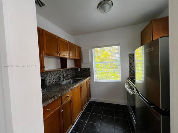 830 W 40th St, Miami Beach FL 33140