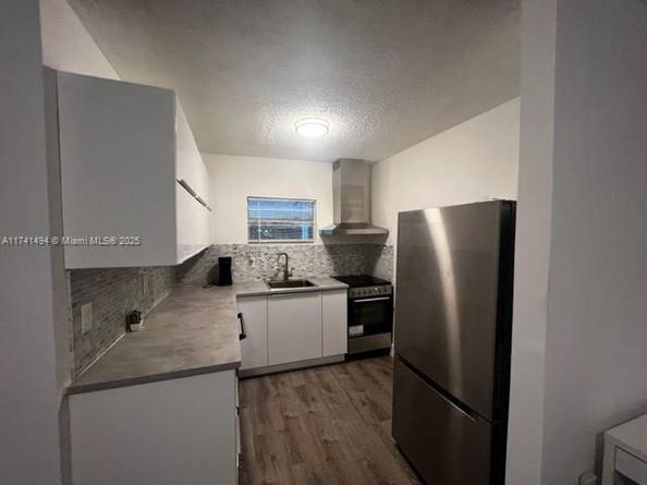 830 W 40th St, Miami Beach FL 33140
