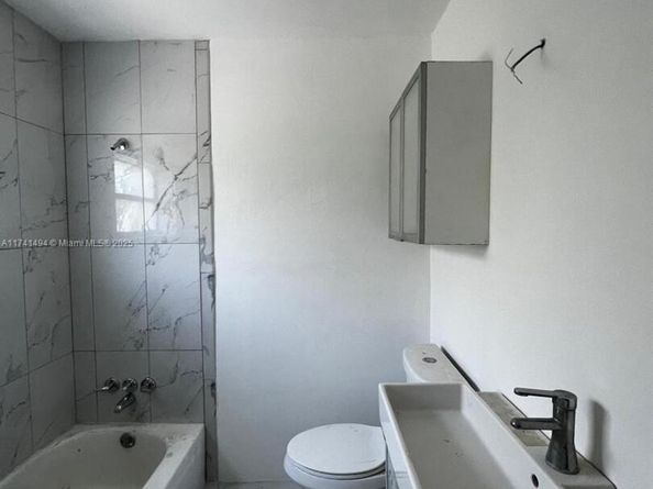 830 W 40th St, Miami Beach FL 33140