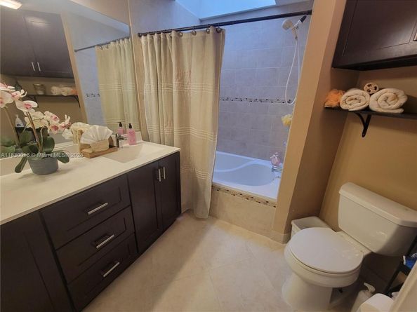810 SW 113th Ter, Pembroke Pines FL 33025
