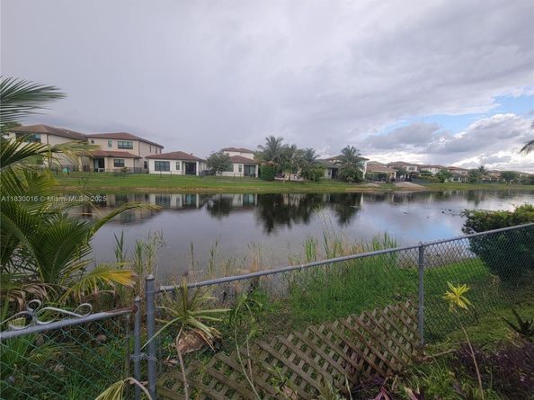 810 SW 113th Ter, Pembroke Pines FL 33025