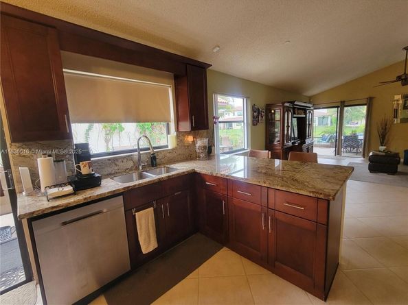 810 SW 113th Ter, Pembroke Pines FL 33025