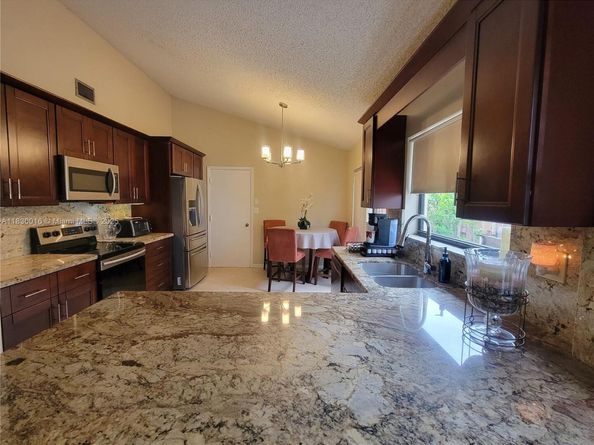 810 SW 113th Ter, Pembroke Pines FL 33025