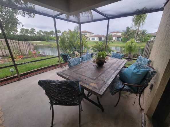810 SW 113th Ter, Pembroke Pines FL 33025