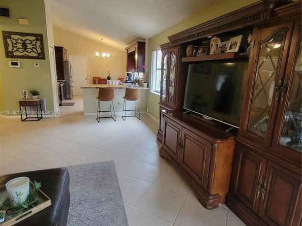 810 SW 113th Ter, Pembroke Pines FL 33025
