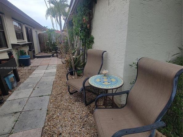 810 SW 113th Ter, Pembroke Pines FL 33025