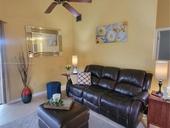 810 SW 113th Ter, Pembroke Pines FL 33025