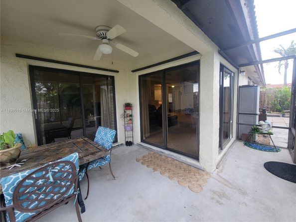 810 SW 113th Ter, Pembroke Pines FL 33025