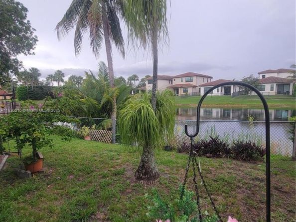 810 SW 113th Ter, Pembroke Pines FL 33025