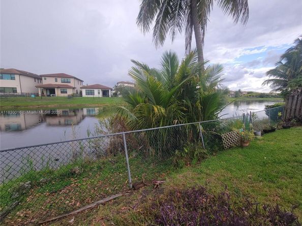 810 SW 113th Ter, Pembroke Pines FL 33025