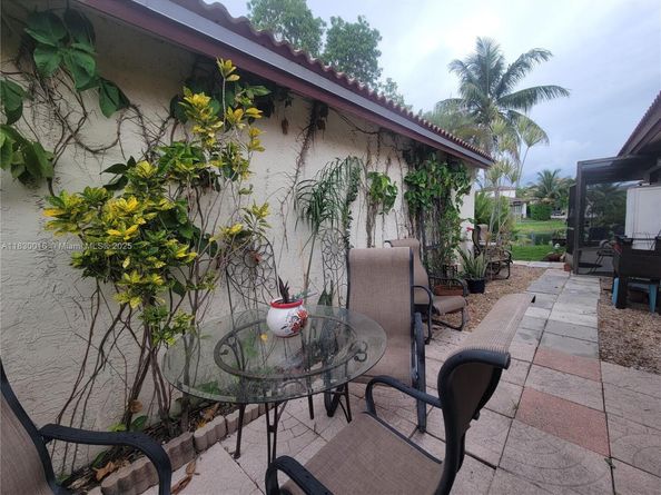 810 SW 113th Ter, Pembroke Pines FL 33025