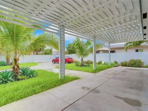 2247 NW 2nd St, Miami FL 33125