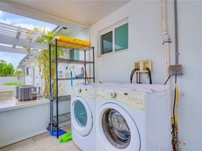 2247 NW 2nd St, Miami FL 33125