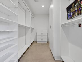 2247 NW 2nd St, Miami FL 33125