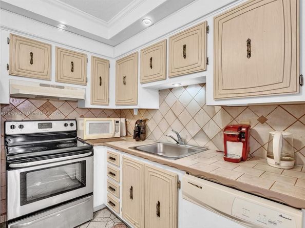 2841 Somerset Dr 105, Lauderdale Lakes FL 33311