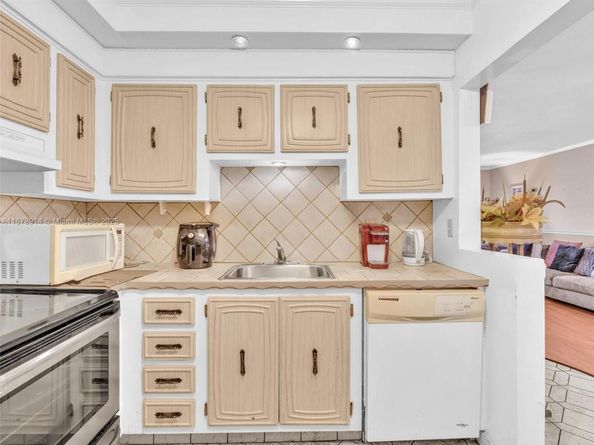 2841 Somerset Dr 105, Lauderdale Lakes FL 33311