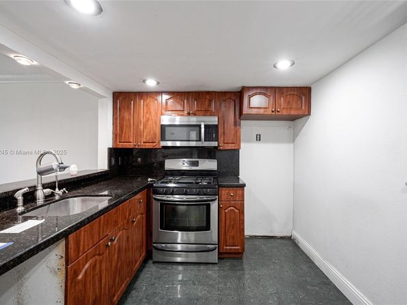 17911 NW 68th Ave P208, Hialeah FL 33015