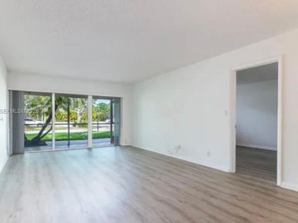 100 Lakeview Dr 112, Weston FL 33326