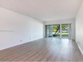 100 Lakeview Dr 112, Weston FL 33326