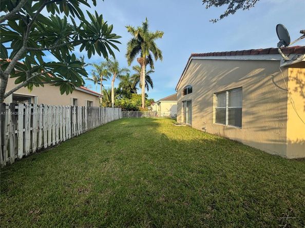 18581 NW 23rd St, Pembroke Pines FL 33029