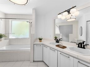 200 W Mcintyre St, Key Biscayne FL 33149