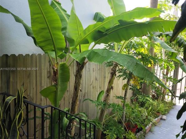 364 SW 11th St, Miami FL 33130