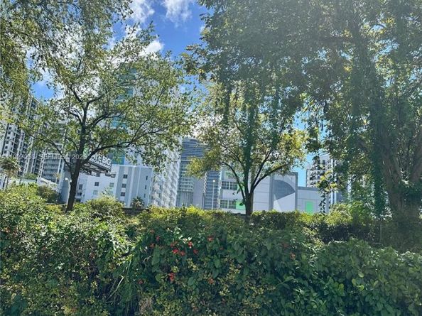 364 SW 11th St, Miami FL 33130